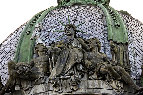 Статуя Свободы во Львове